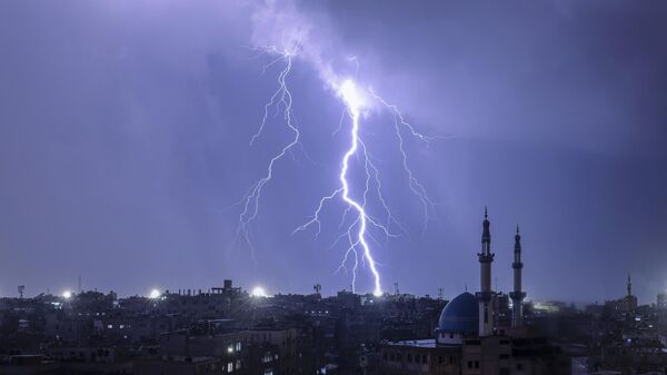 Молния освещает небо во время грозы над Рафахом на юге сектора Газа - Sputnik Таджикистан