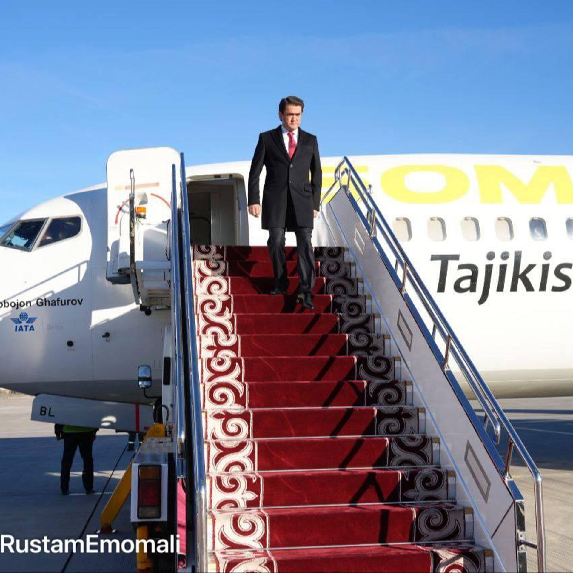 Рустам Эмомали отправился в Бишкек
