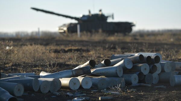 Боевая стрельба модернизированного танка Т-62 ВС РФ в зоне спецоперации - Sputnik Таджикистан