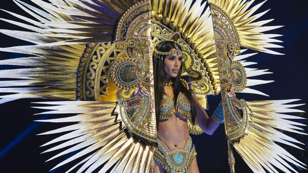 Мисс Перу Камила Эскриптенс принимает участие в конкурсе национальных костюмов на конкурсе красоты Мисс Вселенная в Сан-Сальвадоре - Sputnik Таджикистан