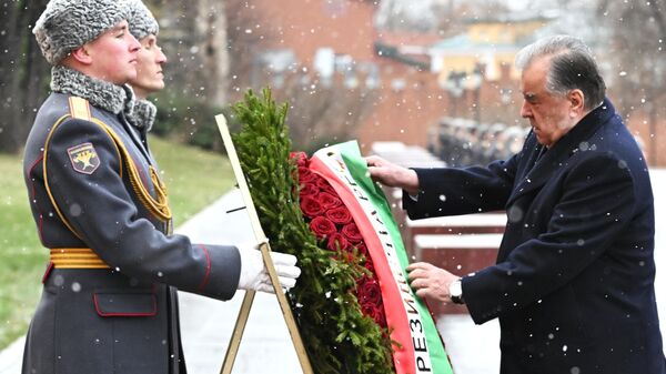 Президент Таджикистана Э. Рахмон возложил цветы к Могиле Неизвестного Солдата - Sputnik Тоҷикистон