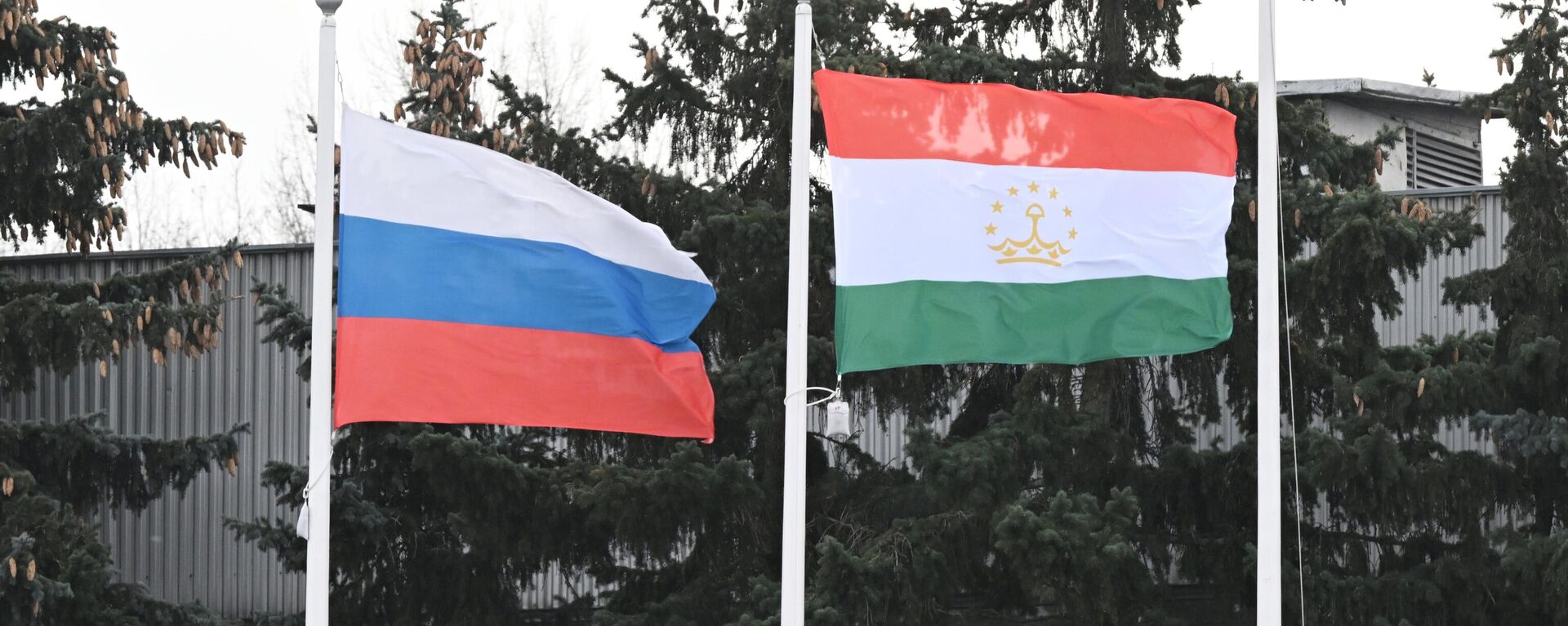 Флаги России и Таджикистана - Sputnik Тоҷикистон, 1920, 24.02.2024