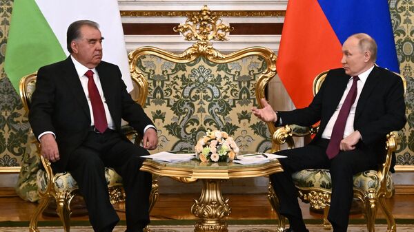 Президент РФ Путин встретился с президентом Таджикистана Рахмоном - Sputnik Тоҷикистон