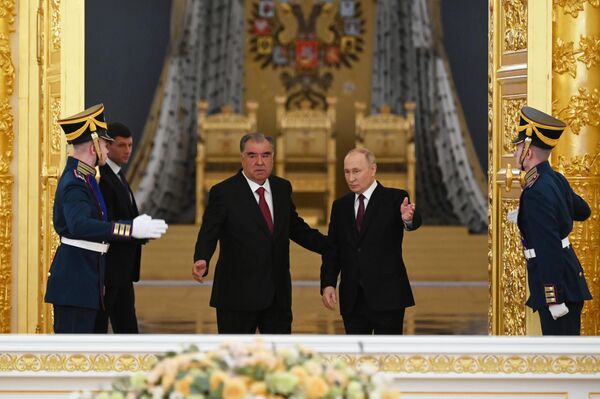 Президент РФ Владимир Путин и президент Таджикистана Эмомали Рахмон во время встречи в Кремле. - Sputnik Таджикистан