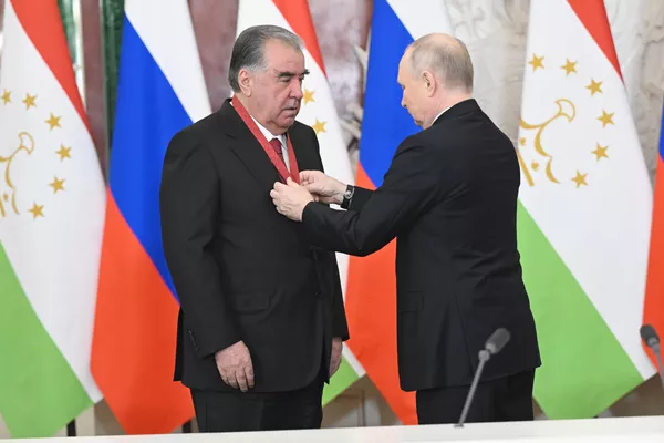 Путин Раҳмонро бо ордени &quot;Барои хизмати Ватан&quot; дараҷаи сеюм сарфароз кардааст. - Sputnik Тоҷикистон