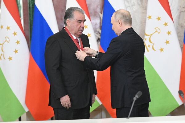 Путин наградил Рахмона орденом &quot;За заслуги перед Отечеством&quot; третьей степени. - Sputnik Таджикистан