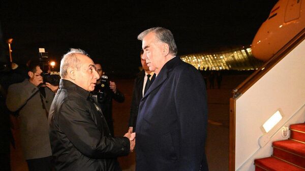 Президент Таджикистана Эмомали Рахмон в аэропорту Азербайджана - Sputnik Тоҷикистон