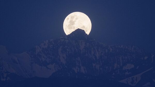 Полная луна поднимается над Андами в Сантьяго, Чили - Sputnik Тоҷикистон