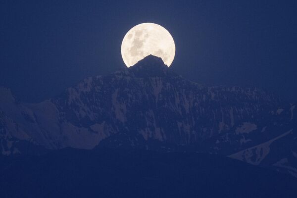 Полная луна поднимается над Андами в Сантьяго, Чили - Sputnik Тоҷикистон