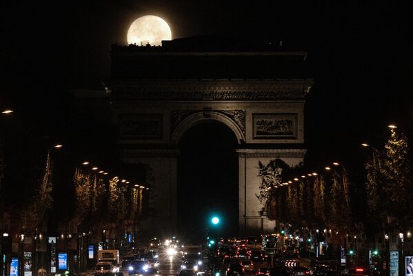 Бобровая Луна над Триумфальной аркой в Париже - Sputnik Тоҷикистон