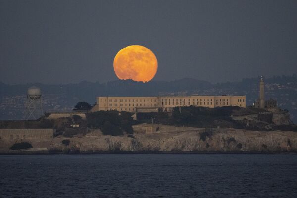 Бобровая луна, восходит над островом Алькатрас в Сан-Франциско - Sputnik Тоҷикистон