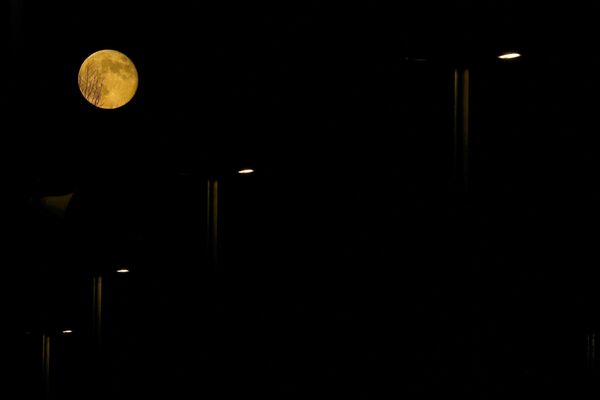 Луна восходит возле штаб-квартиры НАТО в Брюсселе - Sputnik Тоҷикистон