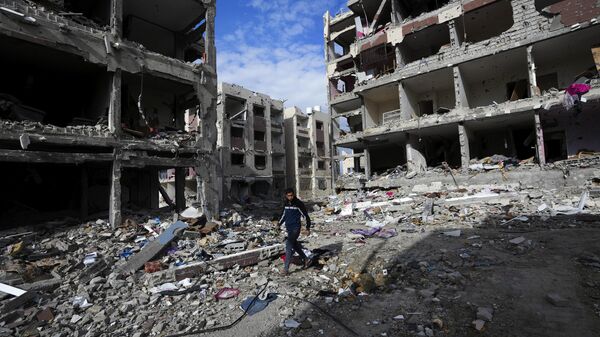 Дома, разрушенные в результате израильских бомбардировок к юго-востоку от города Газа - Sputnik Таджикистан