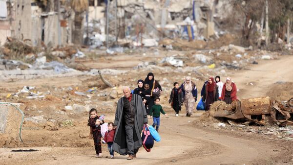 Палестинцы, бегущие с севера, идут по дороге Салахеддин в районе Зейтун на южной окраине города Газа - Sputnik Тоҷикистон