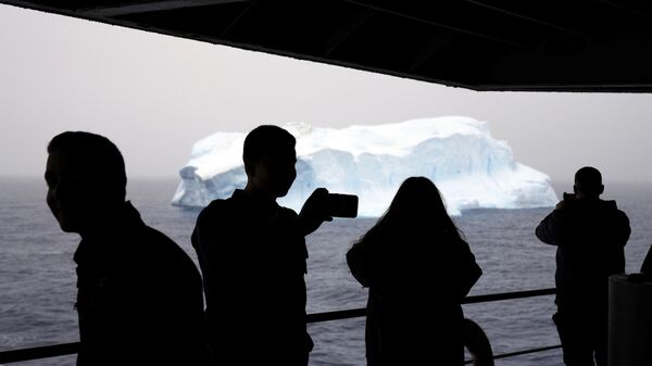 Пассажиры корабля ВМС Чили Акилес смотрят на айсберг в проливе Брансфилд, Южные Шетландские острова, Антарктида - Sputnik Таджикистан