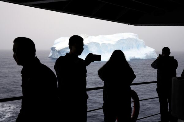 Пассажиры корабля ВМС Чили &quot;Акилес&quot; смотрят на айсберг в проливе Брансфилд. - Sputnik Таджикистан