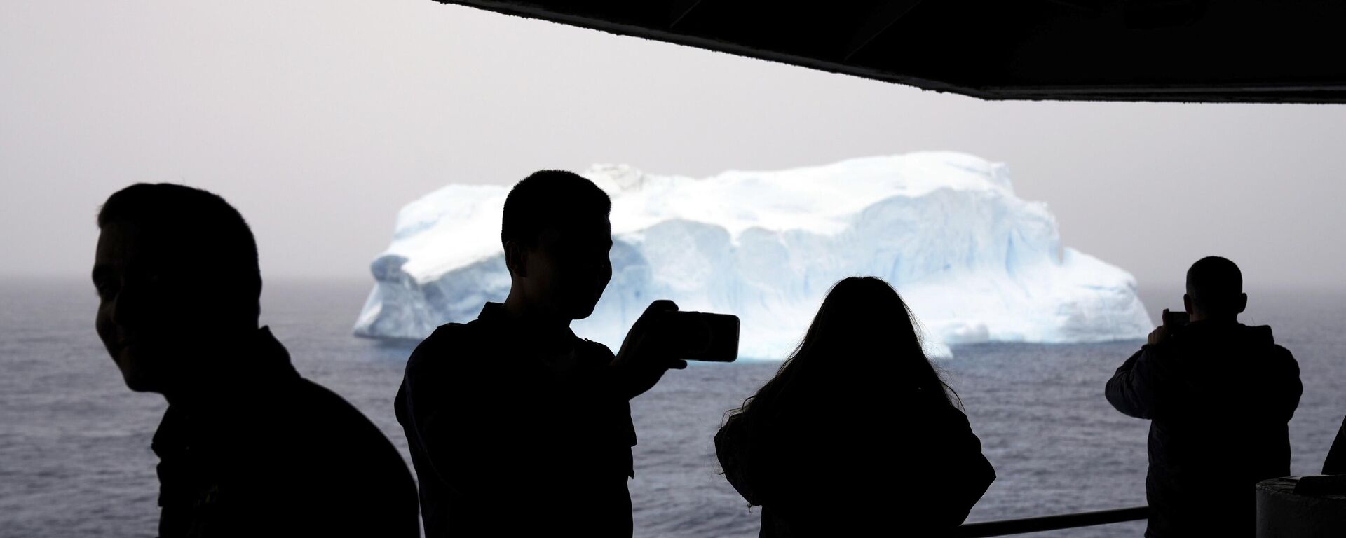 Пассажиры корабля ВМС Чили Акилес смотрят на айсберг в проливе Брансфилд, Южные Шетландские острова, Антарктида - Sputnik Таджикистан, 1920, 01.12.2023