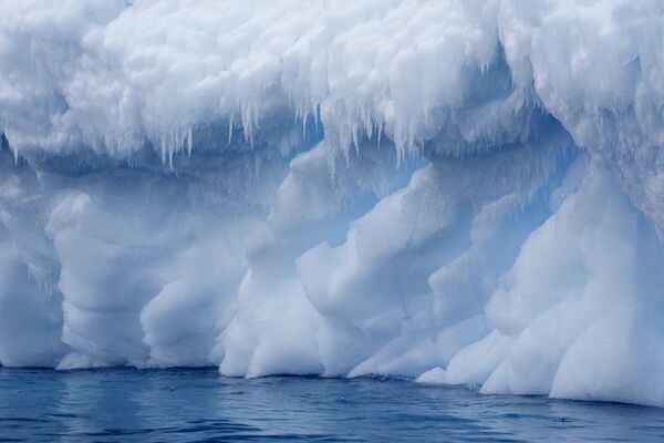 Лед плавает в проливе Брансфилд возле чилийской военной базы Бернардо О&#x27;Хиггинс в Антарктиде. - Sputnik Таджикистан