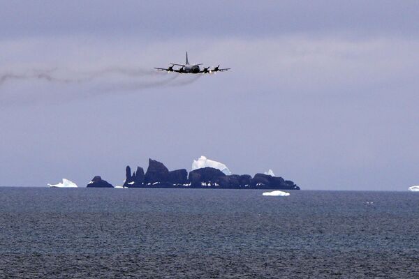 Самолет ВМС Чили пролетает над заливом Файлдс возле острова Кинг-Джордж. - Sputnik Таджикистан