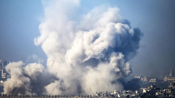 Дым, поднимающийся из зданий, пострадавших от израильских ударов в ходе боев между Израилем и боевиками ХАМАС - Sputnik Тоҷикистон