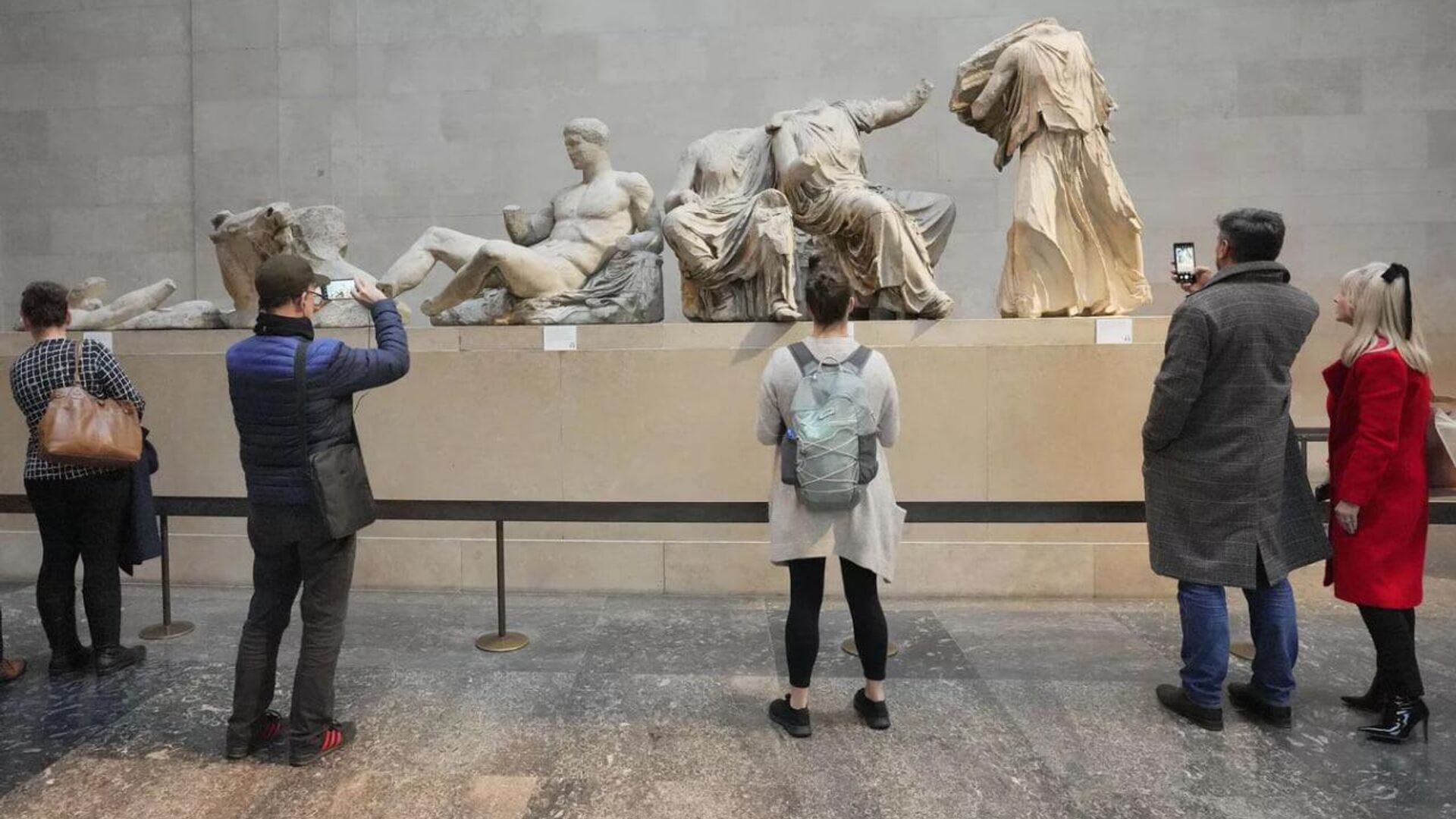 Посетители перед мраморными скульптурами Парфенона в Британском музее в Лондоне - Sputnik Таджикистан, 1920, 03.12.2023