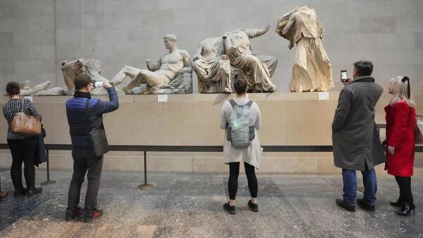 Посетители перед мраморными скульптурами Парфенона в Британском музее в Лондоне - Sputnik Таджикистан