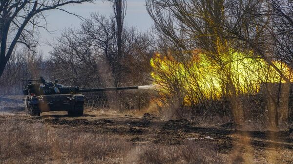 Военнослужащие ведут наступление в районе линии соприкосновения в поселке Марьинка Донецкой области. - Sputnik Таджикистан