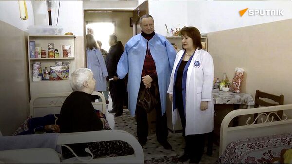 Представители российского консула в Худжанде посетили дом престарелых  - Sputnik Таджикистан