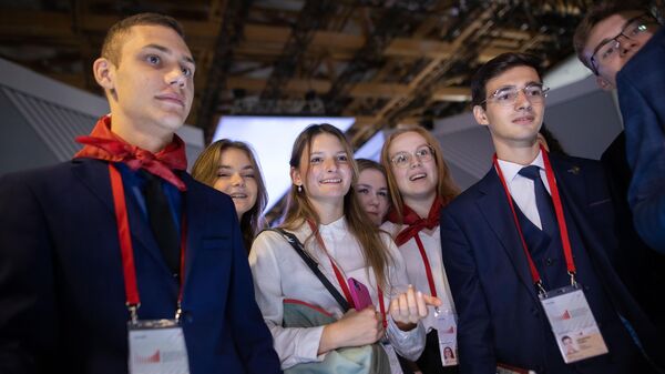 Cтуденты московских вузов на стенде Мои финансы на МФФ 2023 - Sputnik Таджикистан