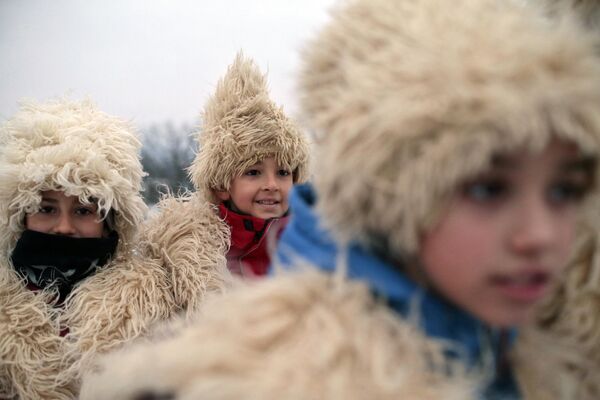 Дети боснийских сербов греются, завернувшись в традиционную одежду из шерсти. - Sputnik Таджикистан
