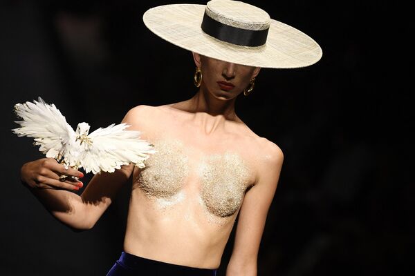 Модель представляет творение Спиапарелли во время показа Women&#x27;s Haute Couture осень-зима 2023 на Неделе моды в Париже 4 июля 2022 года.  - Sputnik Таджикистан