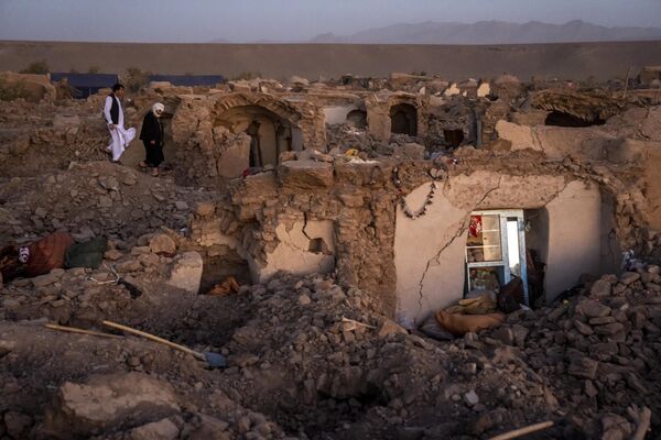 Землетрясение магнитудой 6,3 произошло в 40 км к западу от города Герат в Афганистане вечером 7октября. Представитель Министерства по стихийным бедствиям сообщил, что в результате бедствия погибли 2053 человека. - Sputnik Таджикистан