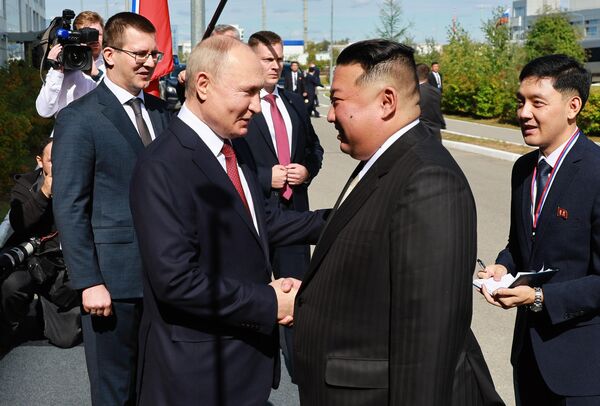 Лидер КНДР Ким Чен Ын встретился с президентом России Владимиром Путиным 13 сентября 2023 года во Владивостоке. Они провели переговоры и посетили космодром Восточный. - Sputnik Таджикистан