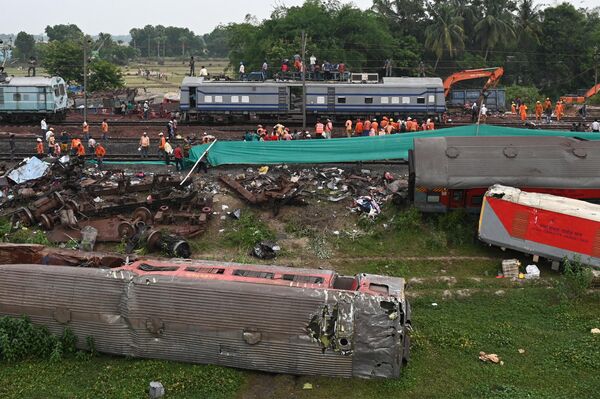 Столкновение трех поездов в индийском штате Одиша произошло 2 июня 2023 года возле города Баласор. Пассажирский поезд Coromandel Express, следовавший из Калькутты в Ченнаи, съехал на боковой путь и врезался в товарный поезд. Опрокинутые вагоны столкнулись со сверхскоростным экспрессом Хаора —Бангалор. Погибло 295 человек, более 1175 были ранены. - Sputnik Таджикистан