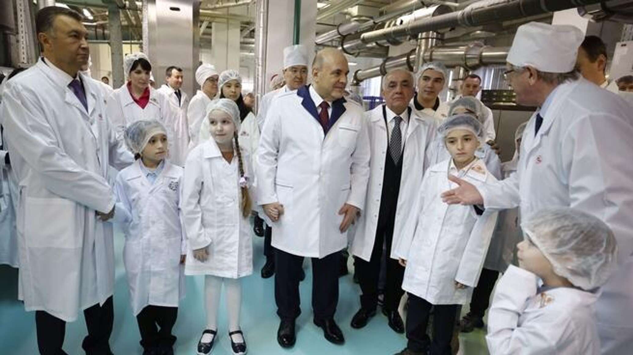 Представителю Таджикистана показали шоколадную фабрику в Москве