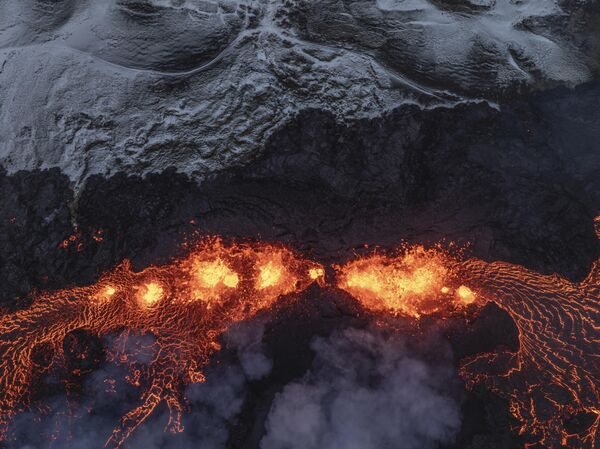 Вид с воздуха на вулканическую активность действующего вулкана в Гриндавике на исландском полуострове Рейкьянес. - Sputnik Таджикистан
