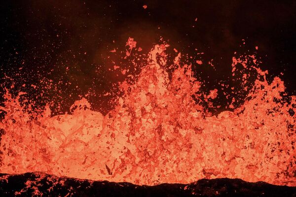 Расплавленная лава утекает в другую сторону от города Гриндавик, который находился под угрозой быть сожженным. - Sputnik Таджикистан
