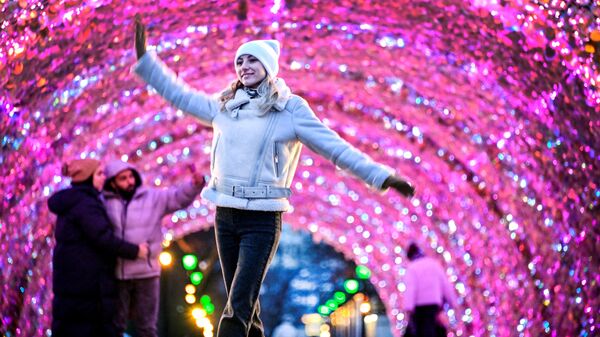 Девушка позирует внутри праздничной декорации в Москве - Sputnik Тоҷикистон