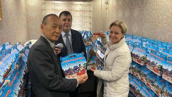 Посольство РФ поздравило юных соотечественников в Таджикистане подарками - Sputnik Тоҷикистон