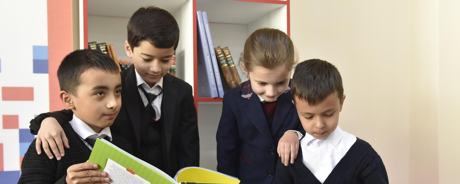 Открытие класса для изучения русского языка в школе №75 города Турсунзаде - Sputnik Тоҷикистон, 1920, 20.04.2024