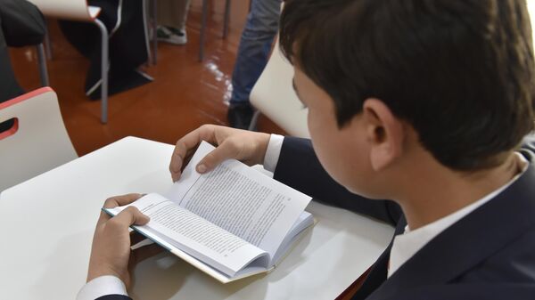 Открытие класса для изучения русского языка в школе №75 города Турсунзаде - Sputnik Таджикистан