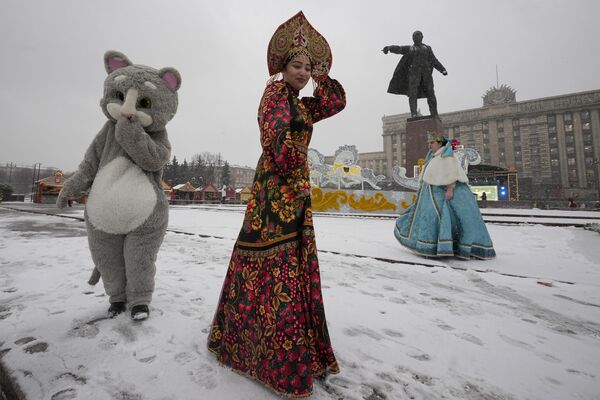 Уличные актеры гуляют по рождественскому рынку, открытому перед предстоящими рождественскими и новогодними праздниками в Санкт-Петербурге. - Sputnik Таджикистан