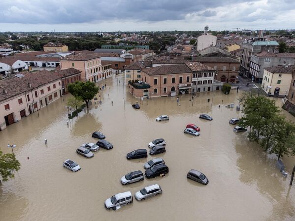 После сильных дождей в Италии вышли из берегов сразу более 20 рек, произошло 280 оползней. В результате бедствия погибли 17 человек, 50 тыс. граждан покинули свои дома. - Sputnik Таджикистан