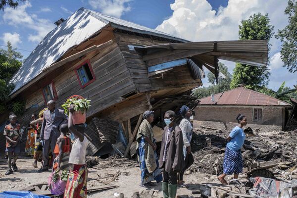 В мае 2023 года по меньшей мере 411 человек погибли и 5525 пропали без вести в результате наводнения в деревнях Бушушу и Ньямукуби в Южном Киву, Демократическая Республика Конго. - Sputnik Таджикистан