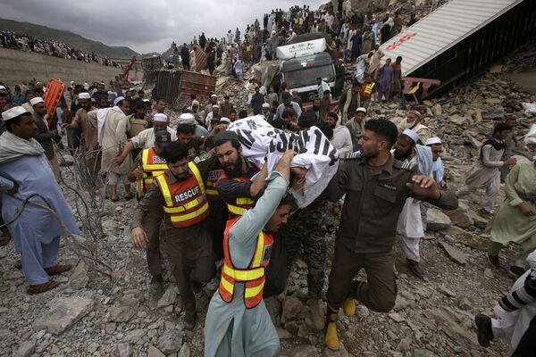 В Пакистане при сходе оползня погибли 8 человек. Под грязевыми массами оказались десятки фур, следовавших в Афганистан. - Sputnik Таджикистан