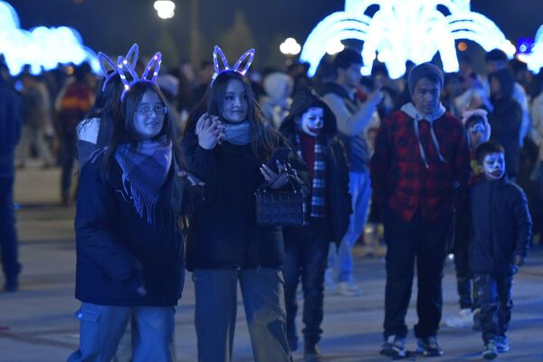 Подростки пришли отмечать Новый год на главную площадь столицы. - Sputnik Таджикистан