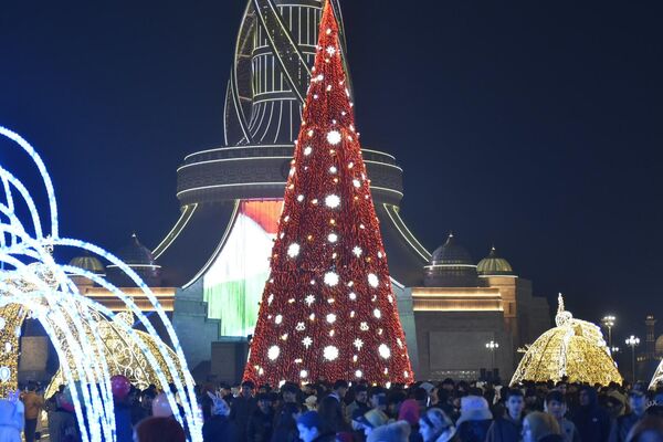 Новогодняя елка на площади &quot;Истиклол&quot; в Душанбе. - Sputnik Таджикистан