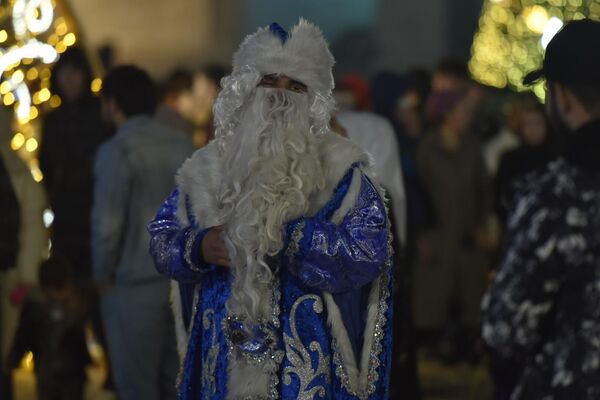 Дед мороз на праздновании Нового года в столице Таджикистана. - Sputnik Таджикистан