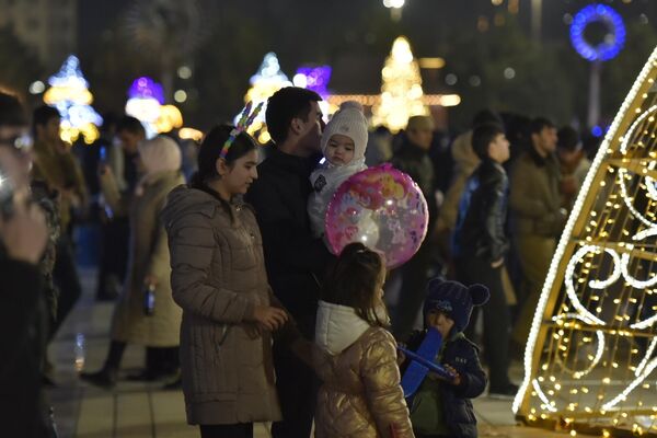 Жители столицы пришли на площадь семьями, чтобы посмотреть новогоднюю программу. - Sputnik Таджикистан