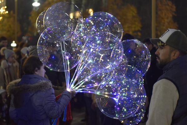 Светящиеся шары, которые можно было приобрести на площади &quot;Истиклол&quot; в новогоднюю ночь. - Sputnik Таджикистан